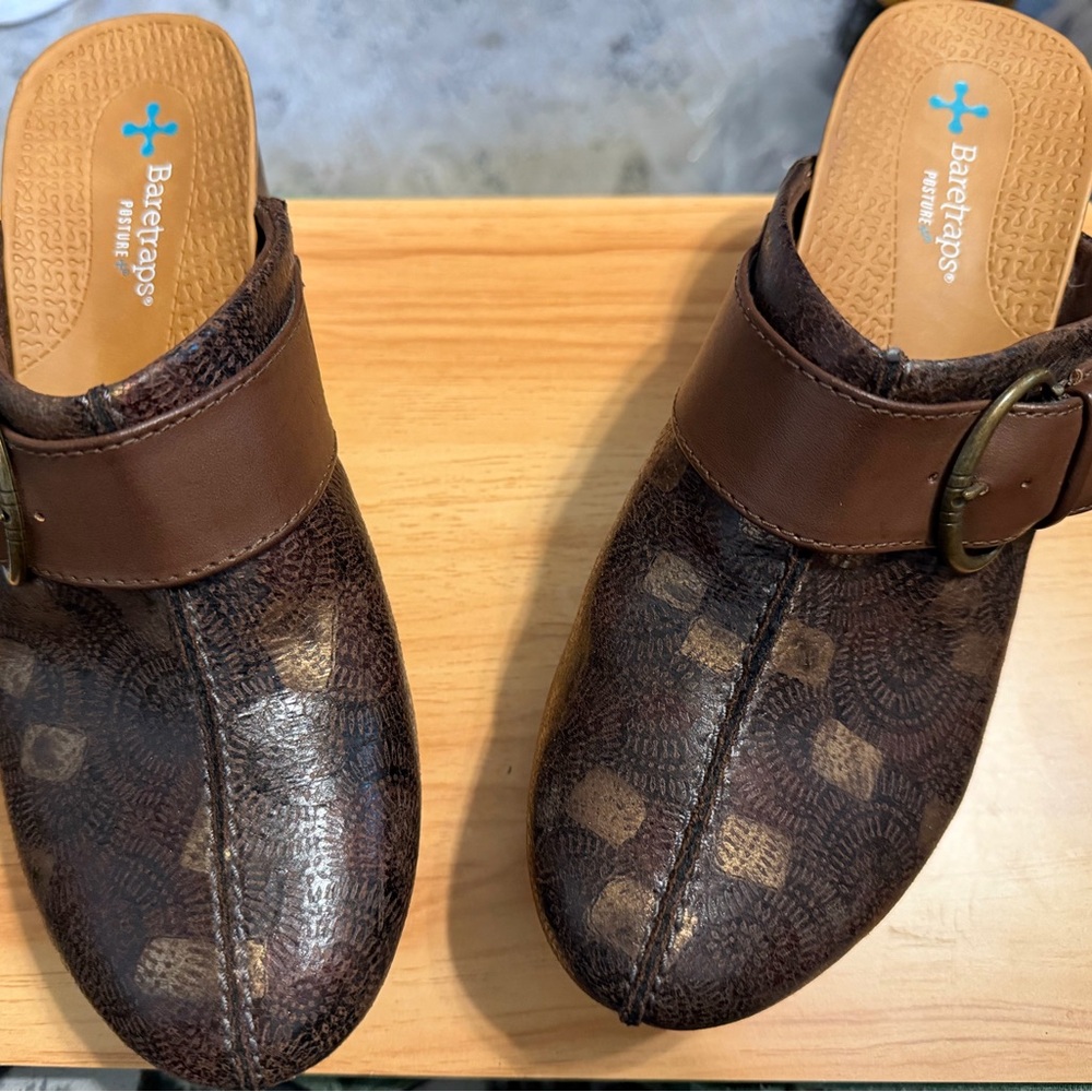 BareTraps Women's Patterned Brown Mules